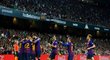 Fotbalisté Barcelony oslavují trefu Lionela Messiho proti Realu Betis Sevilla
