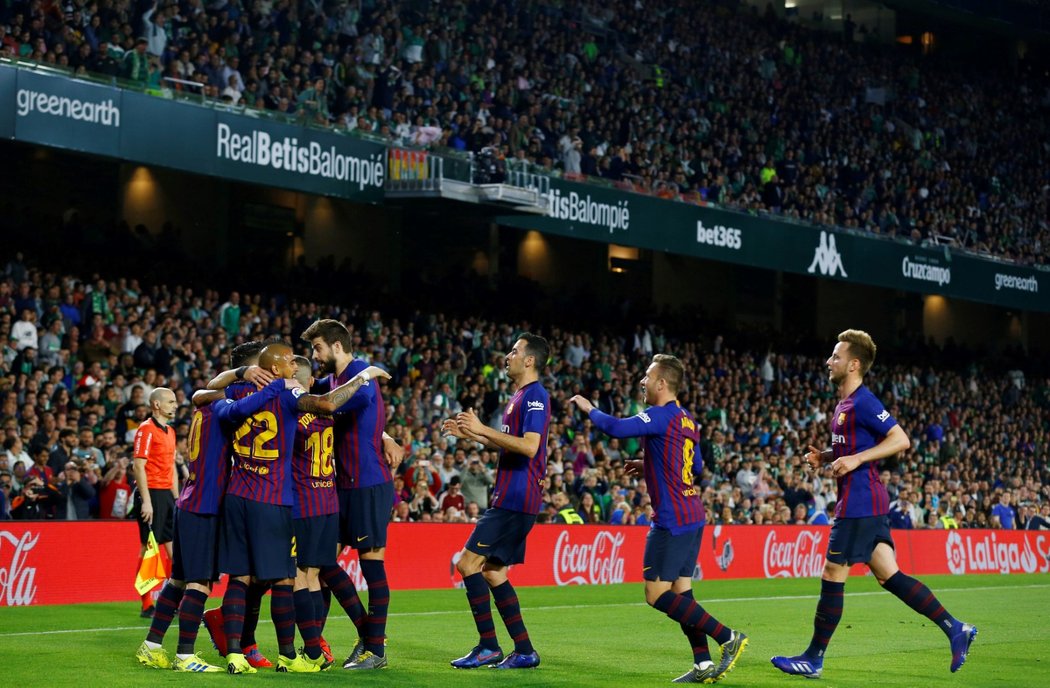 Fotbalisté Barcelony oslavují trefu Lionela Messiho proti Realu Betis Sevilla