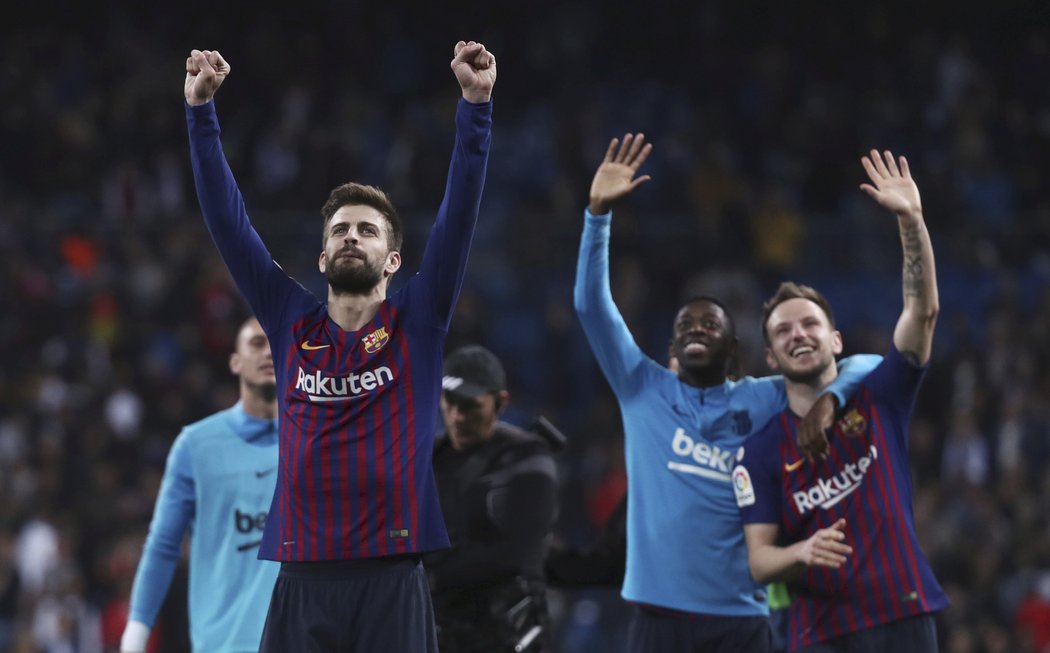 Gerard Piqué a jediný střelec zápasu Ivan Rakitič slaví výhru nad Realem