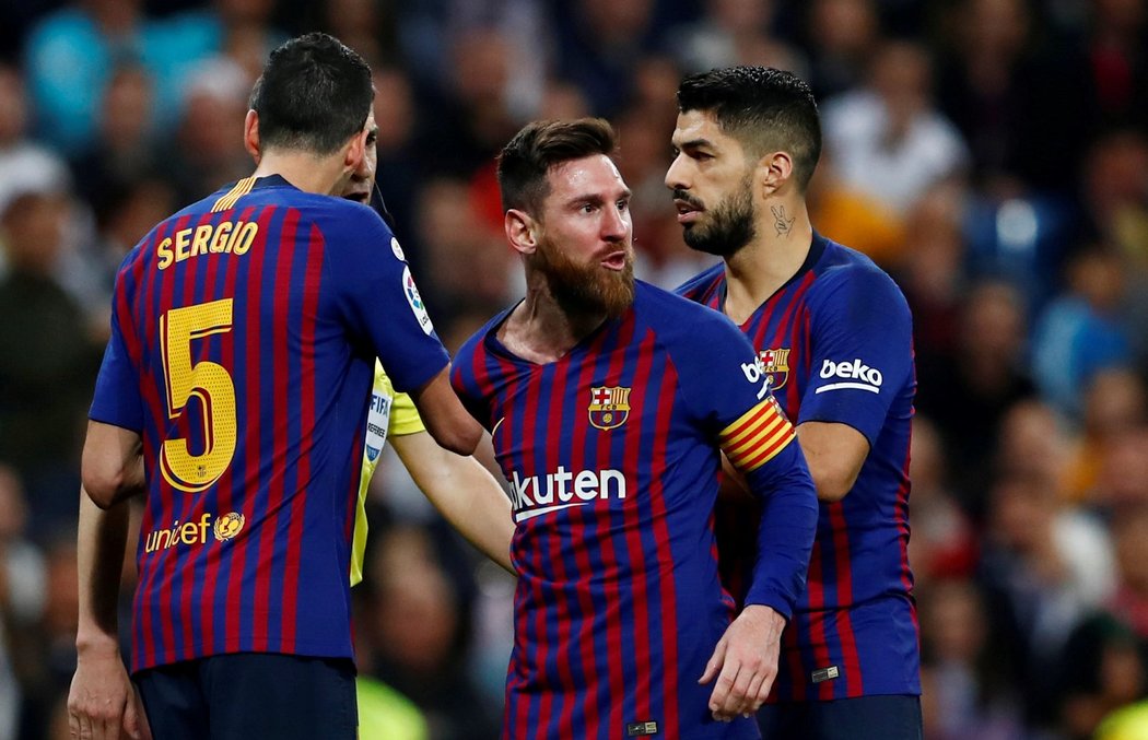 Fotbalisté Barcelony oslavují gól do sítě rivala Realu Madird