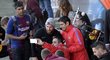 Lionel Messi neodmítl selfie s fanoušky na otevřeném tréninku Barcelony