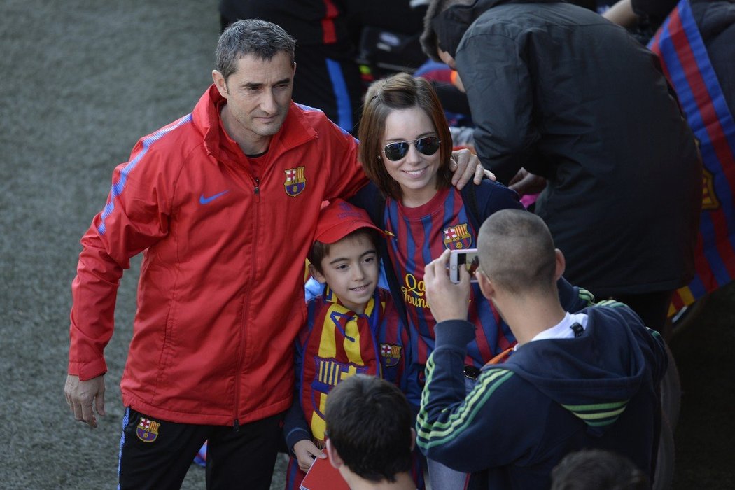 Ernesto Valverde se fotí s fanoušky Barcelony na otevřeném tréninku