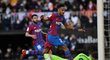 Nová posila Barcelony, útočník Pierre-Emerick Aubameyang, střílí branku v zápase proti Valencii