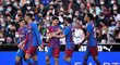 Radost fotbalistů Barcelony z branky v utkání proti Valencii