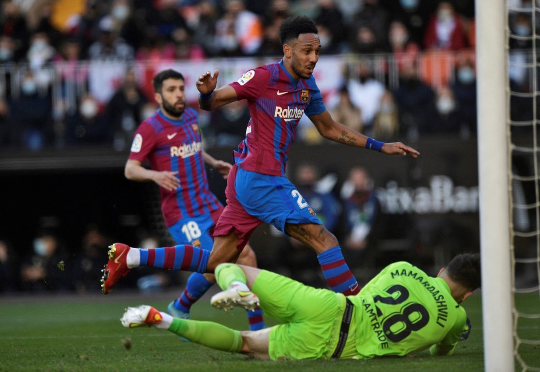 Nová posila Barcelony, útočník Pierre-Emerick Aubameyang, střílí branku v zápase proti Valencii