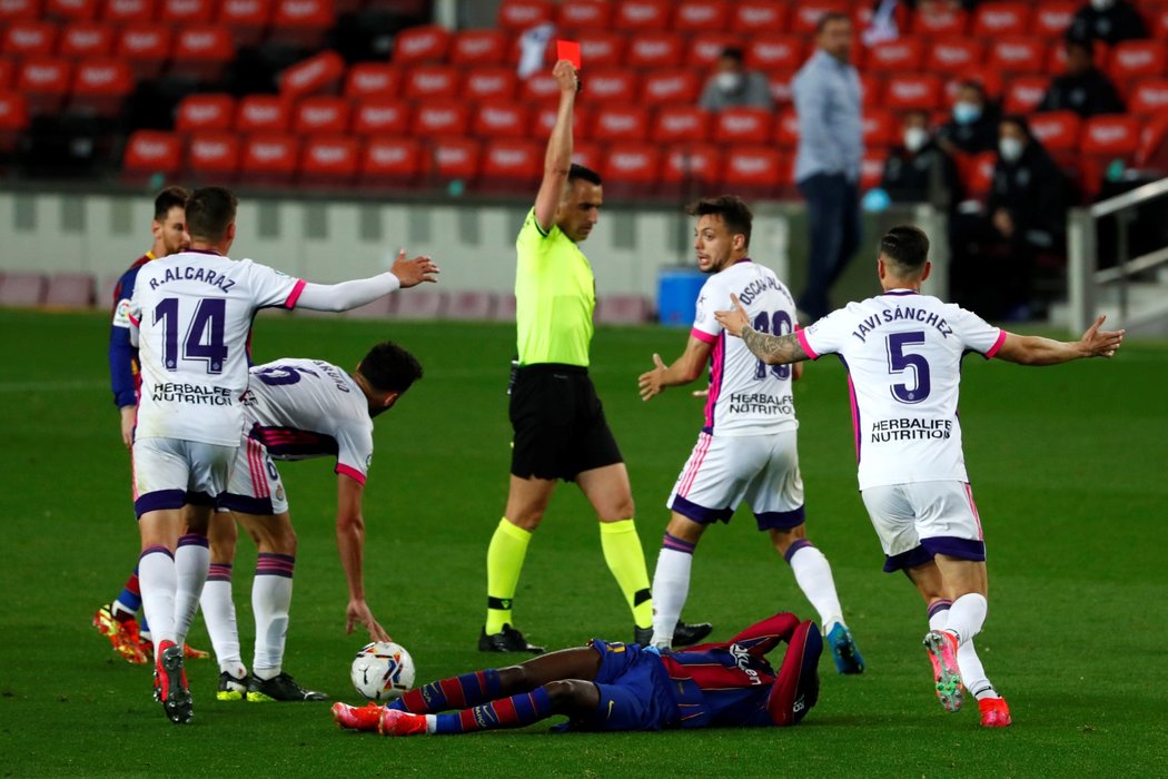 Oscar Plano z Valladolidu dostává červenou kartu v zápase s Barcelonou