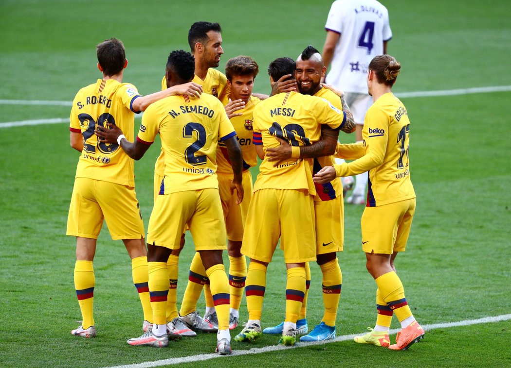 Fotbalisté Barcelony oslavují vstřelenou branku v zápase s Valladolidem