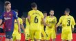 Hráči Villarrealu se radují ze vstřelené branky proti Barceloně