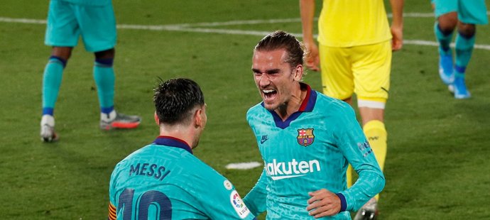 Útočníci Barcelony Lionel Messi a Antoine Griezmann slaví branku do sítě Villarrealu