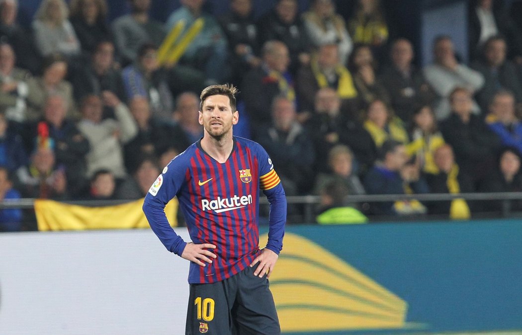 Lionel Messi vyhlíží rozehrávku po inkasované brance v utkání s Villarrealem