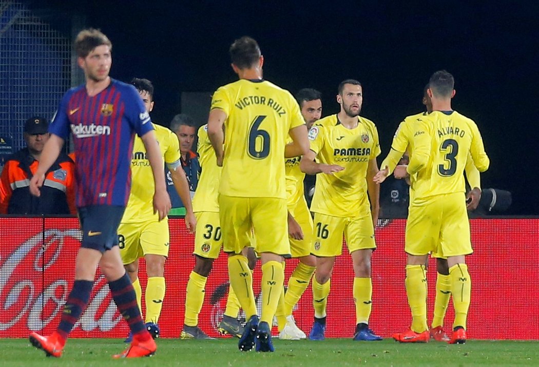 Hráči Villarrealu se radují ze vstřelené branky proti Barceloně