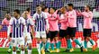 Fotbalisté Barcelony oslavují branku v zápase s Valladolidem