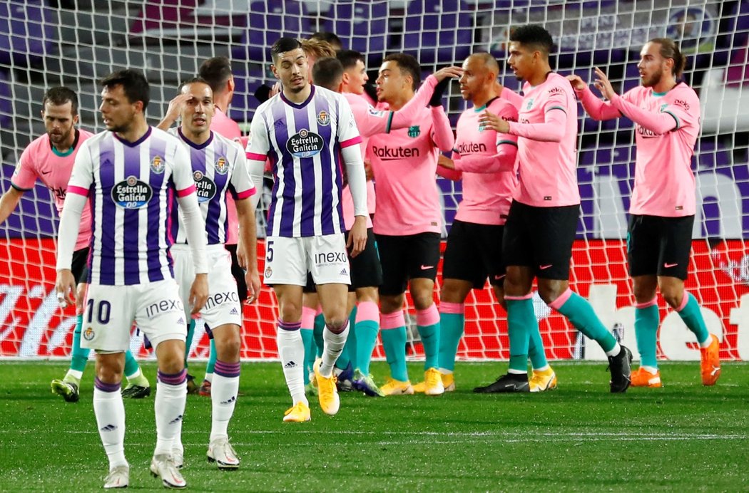 Fotbalisté Barcelony oslavují branku v zápase s Valladolidem