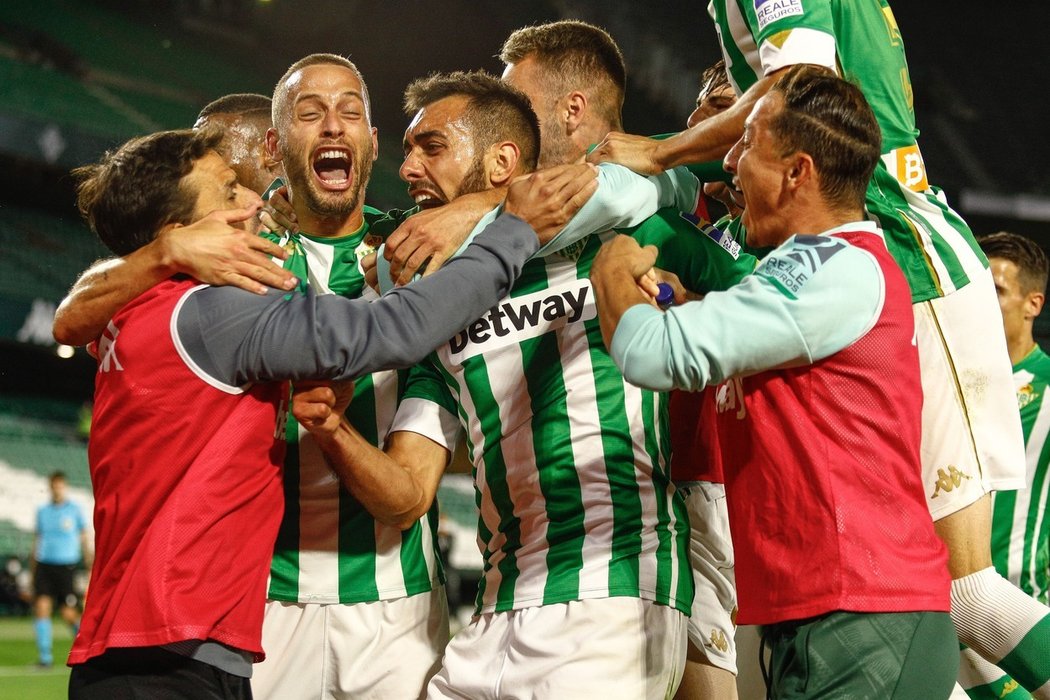 Betis Sevilla po sérii šesti remíz vyhrál, zdolal Granadu 2:1