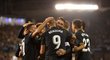 Fotbalisté Realu Madrid se radují z první trefy utkání na hřišti Celty Vigo, kterou obstaral Karim Benzema