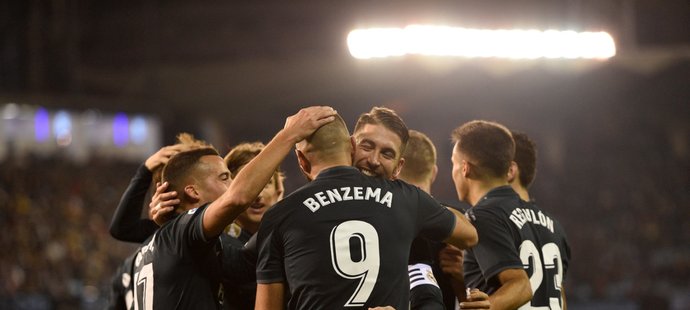 Fotbalisté Realu Madrid se radují z první trefy utkání na hřišti Celty Vigo, kterou obstaral Karim Benzema