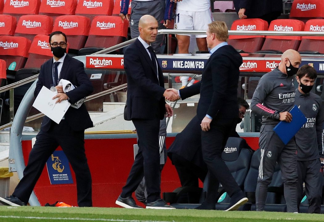 Trenéři Realu Madrid Zinedine Zidane a jeho protějšek z Barcelony Ronald Koeman (vpravo) po skončení El Clásika