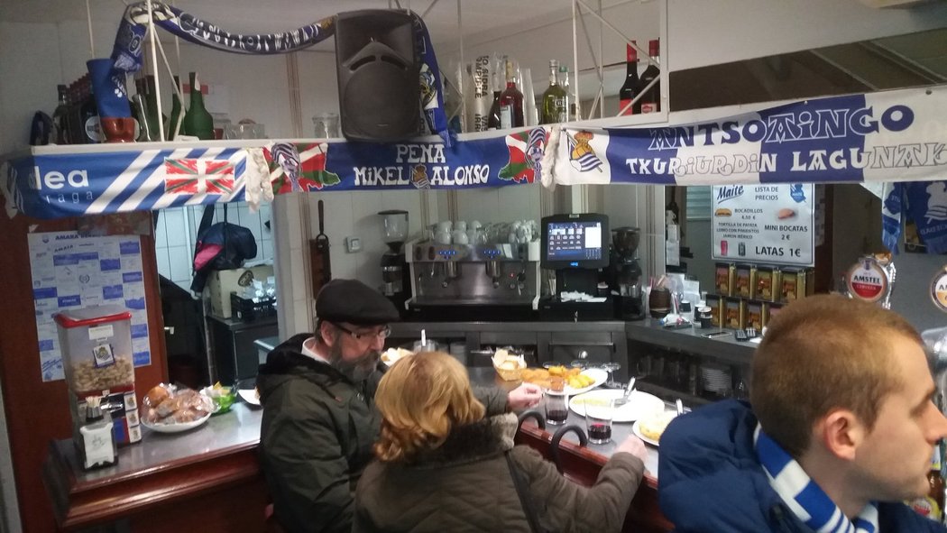 Před zápasem si výherci odskočili do restaurace oficiálního fanklubu Realu Sociedad