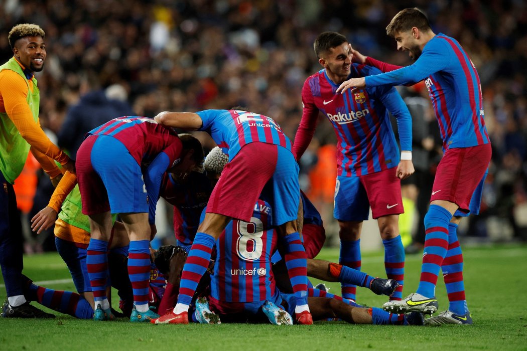 Fotbalisté Barcelony porazili ve 30. kole španělské ligy Sevillu 1:0 a vystřídali ji na druhém místě neúplné tabulky
