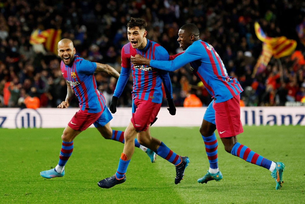 Fotbalisté Barcelony porazili ve 30. kole španělské ligy Sevillu 1:0 a vystřídali ji na druhém místě neúplné tabulky