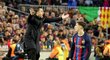 Barcelonský trenér Xavi reaguje během El Clásika proti Realu Madrid