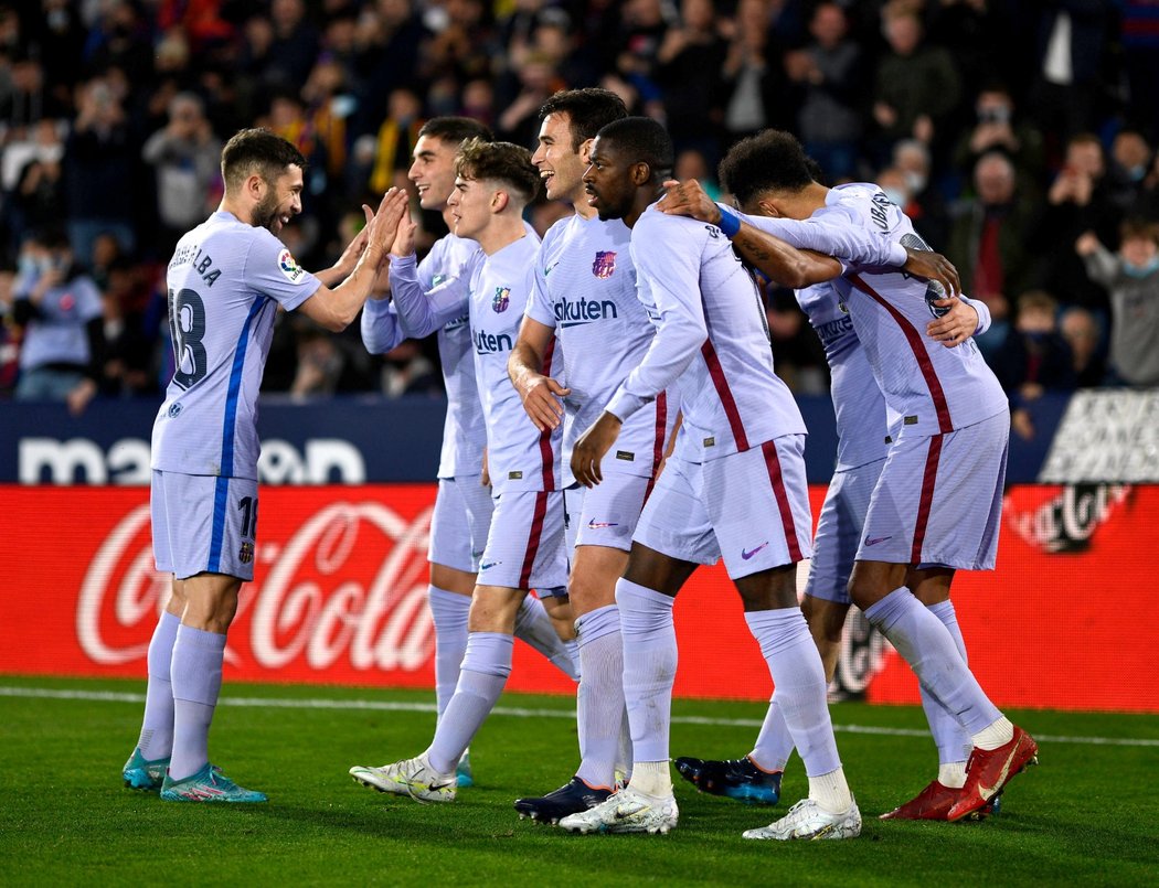 Fotbalisté Barcelony otočili zápas 31. kola španělské ligy na půdě Levante a výhrou 3:2 udrželi druhé místo