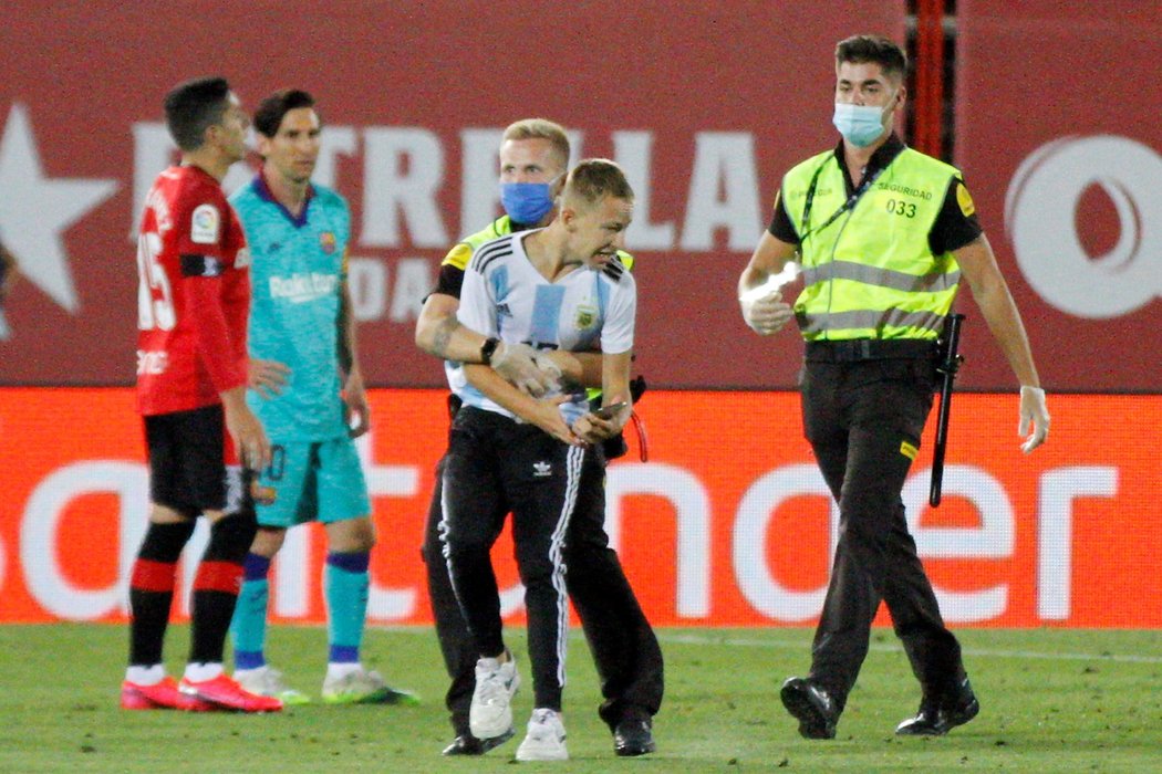 Španělská liga zažaluje fanouška za vniknutí na hřiště při duelu Mallorky s Barcelonou