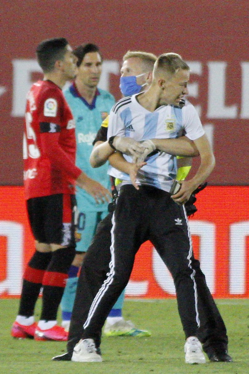 Španělská liga zažaluje fanouška za vniknutí na hřiště při duelu Mallorky s Barcelonou