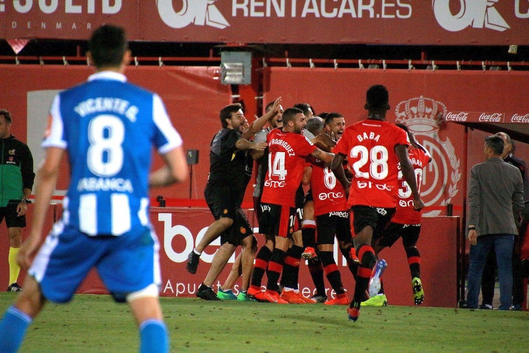 Fotbalisté Mallorky zvrátili nepříznivý stav 0:2 z prvního zápasu finále druholigového play off, když doma porazili La Coruňu 3:0 a slaví návrat do La Ligy