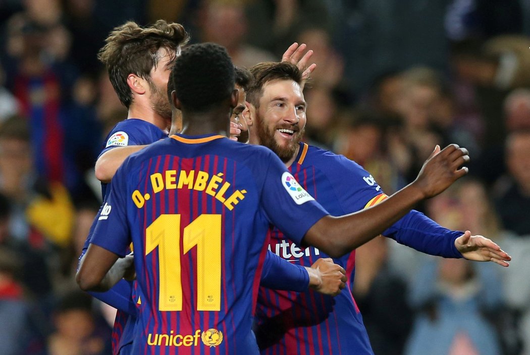 Fotbalisté Barcelony se radují z branky do sítě Leganes
