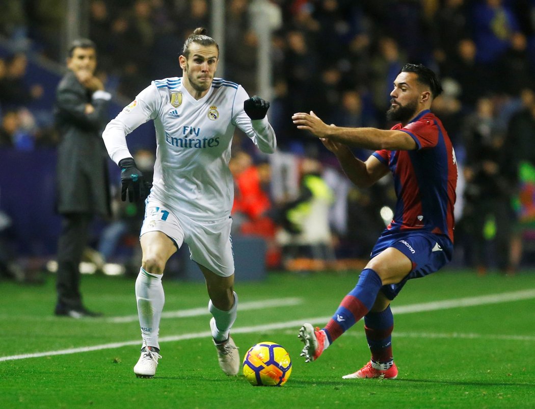 Gareth Bale v souboji s obráncem Levante