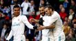 Karim Benzema slaví gól z penalty, kterou mu přenechal Cristiano Ronaldo