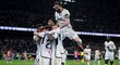 Fotbalisté Realu Madrid se radují z gólu Brahim Diaze v derby proti Atlétiku