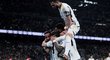Fotbalisté Realu Madrid se radují z gólu Brahim Diaze v derby proti Atlétiku