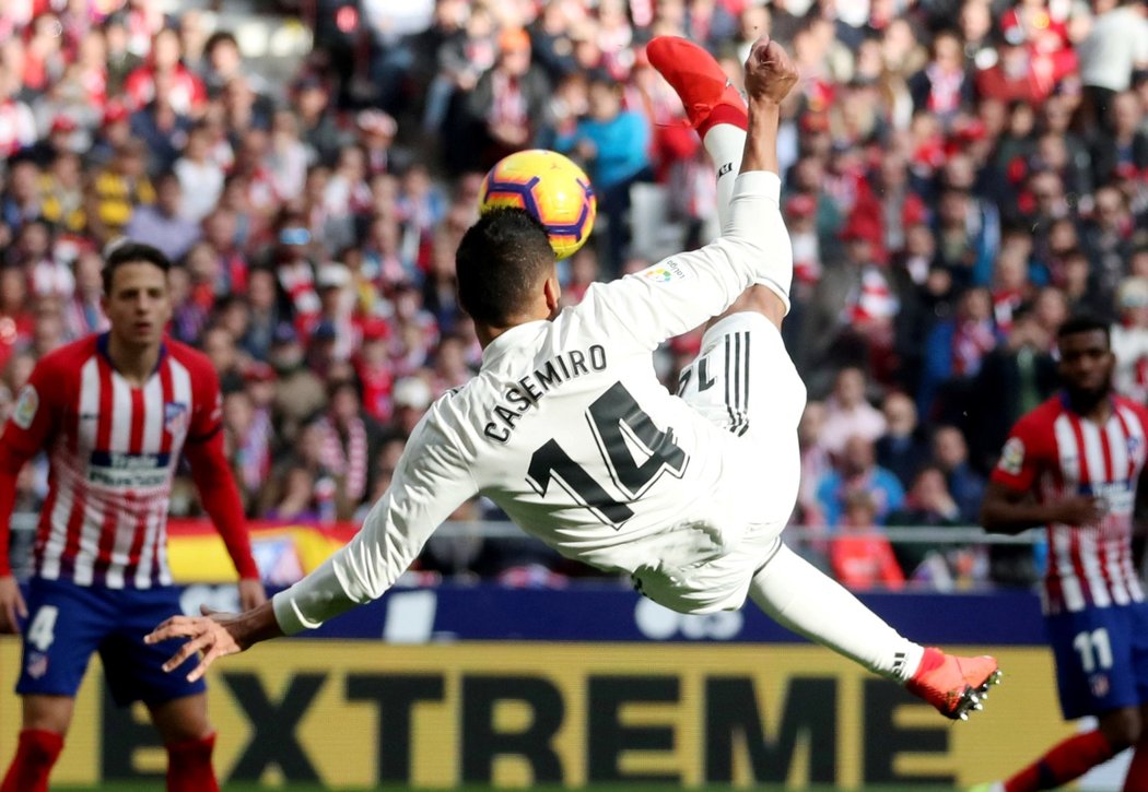 Casemiro vystřihl na stadionu Atlétika parádní nůžky