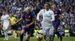 Luka Modrič a Andrés Iniesta bojují o míč v El Clásiku