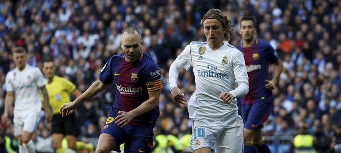 Luka Modrič a Andrés Iniesta bojují o míč v El Clásiku