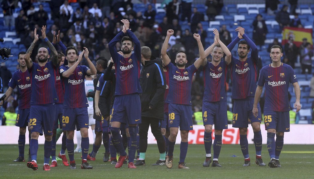 Fotbalisté Barcelony slaví jasnou výhru v El Clásiku