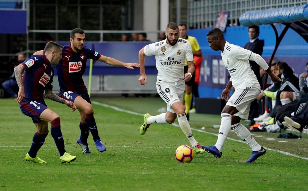 Vinicius Junior (vpravo) během souhry s Karimem Benzemou v zápase s Eibarem