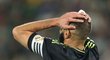 Karim Benzema se chytá za hlavu v zápase proti Elche