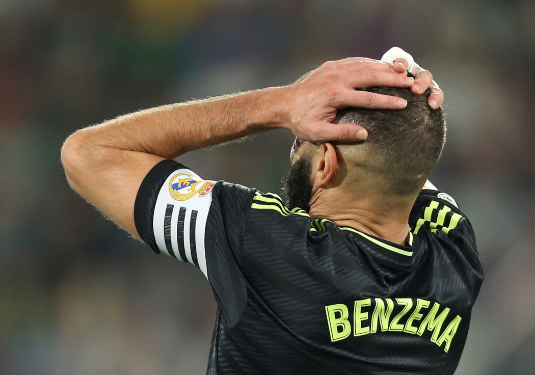 Karim Benzema se chytá za hlavu v zápase proti Elche