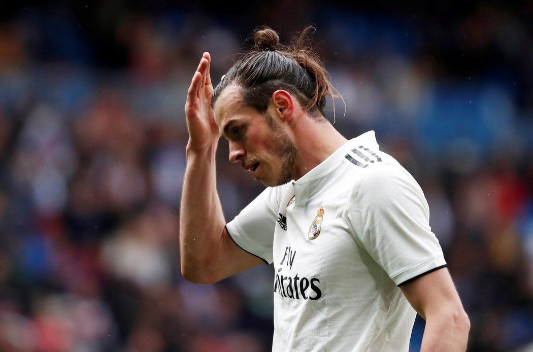 Rozmrzelý výraz křídelníka Garetha Balea v duelu s Eibarem