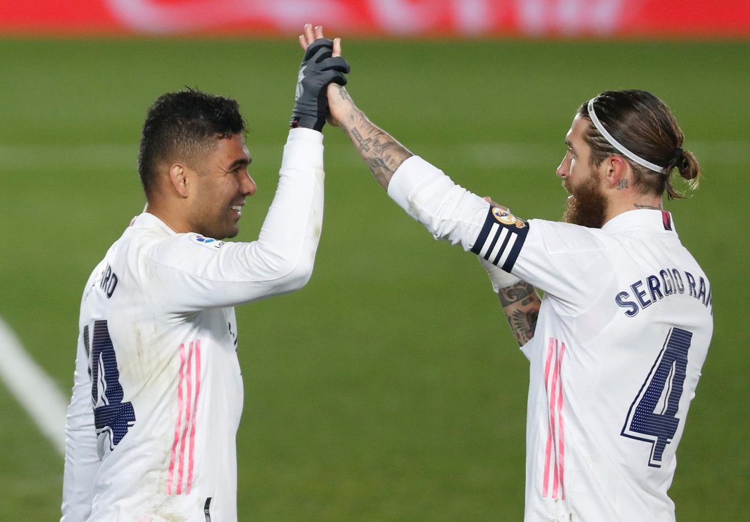 Kapitá nRealu Madrid Sergio Ramos (vpravo) po výhře nad Granadou