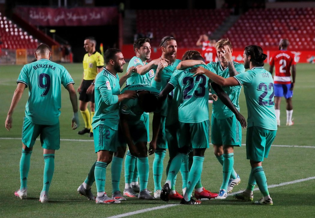 Fotbalisté Realu Madrid v 36. kole španělské ligy vyhráli 2:1 v Granadě a jsou krok od titulu.
