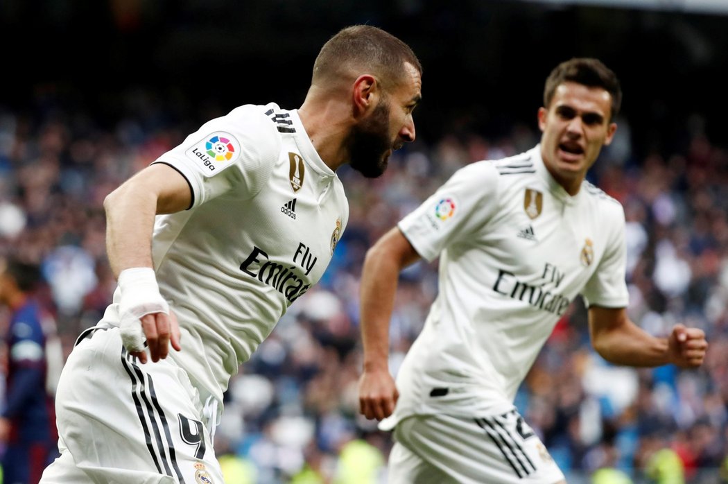 Útočník Karim Benzema slaví svou první trefu do sítě Eibaru