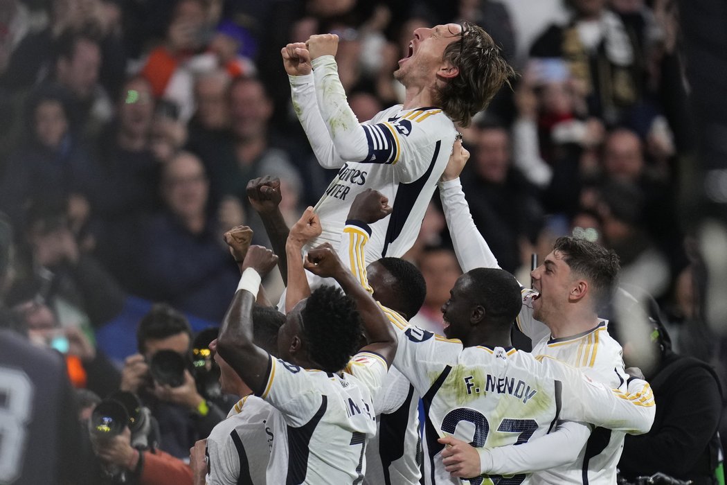 Fotbalisté Realu Madrid slaví gól Luky Modriče proti Seville