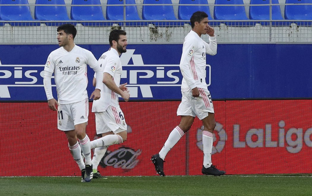 Dvoubrankový Raphael Varane otočil zápas Realu s Huescou