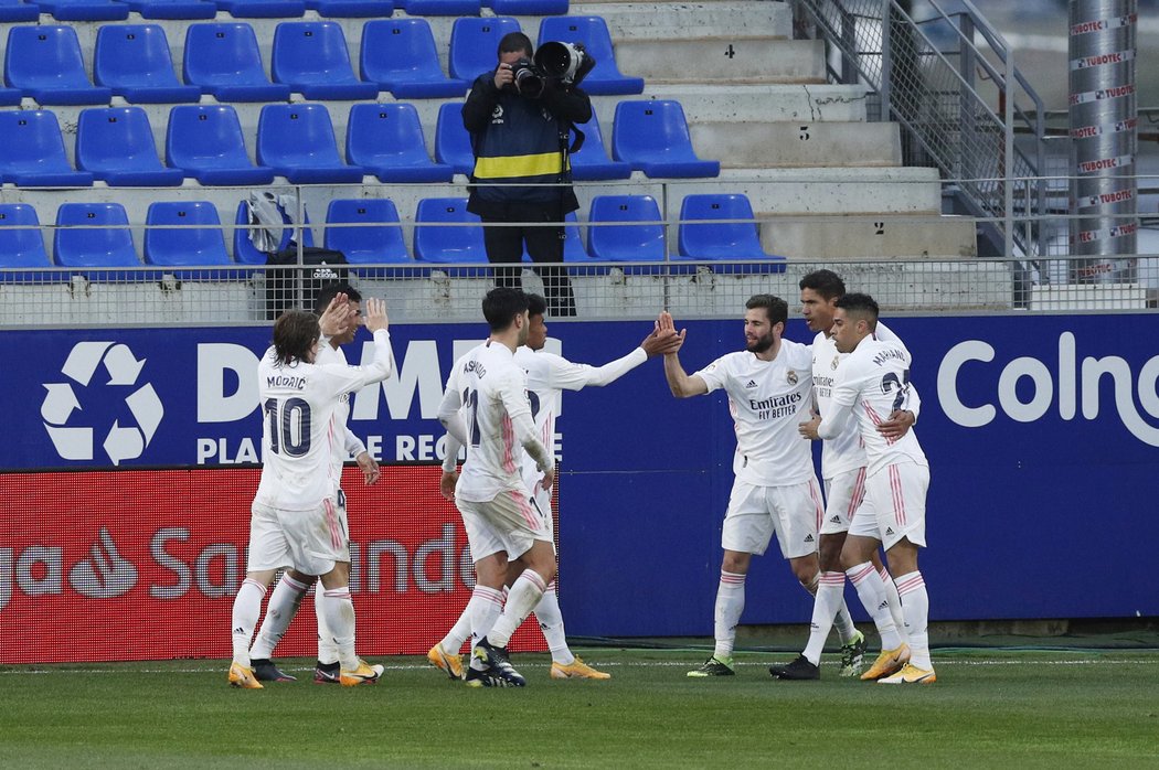 Dvoubrankový Raphael Varane otočil zápas Realu s Huescou