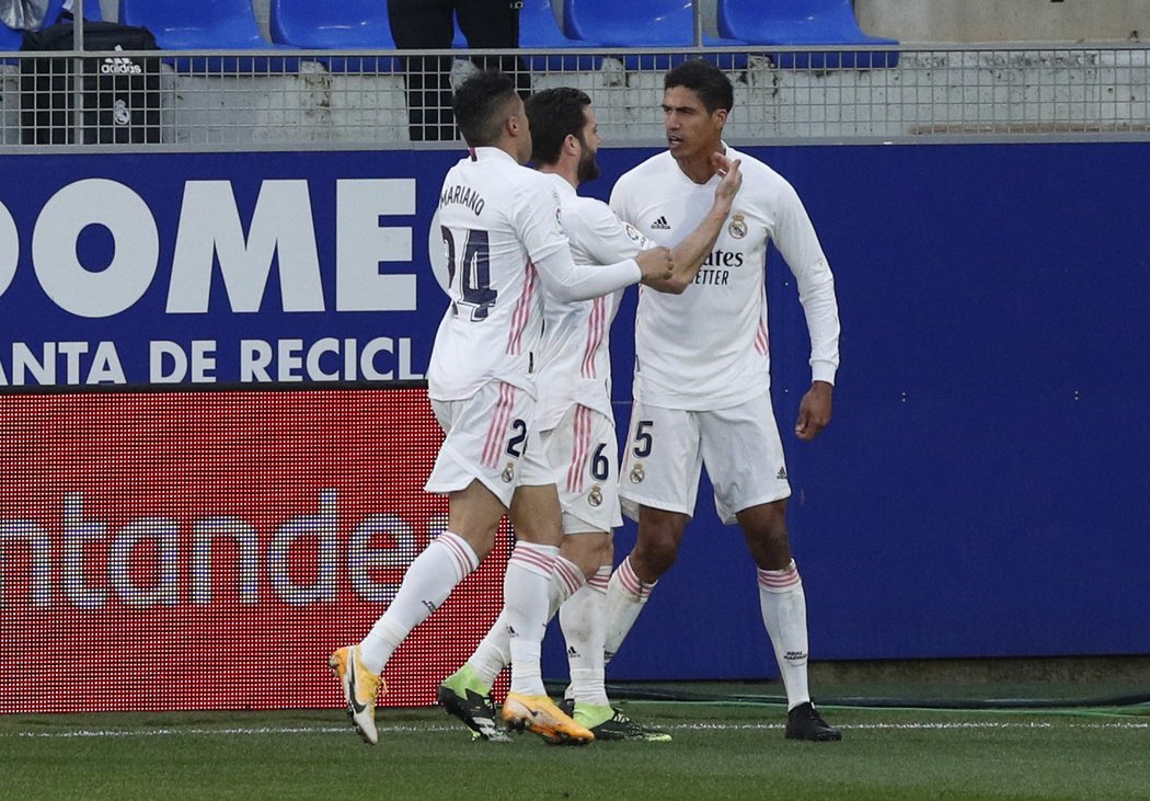 Dvoubrankový Raphael Varane otočil zápas Realu s Huescou