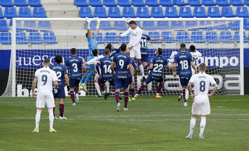 Dvoubrankový Raphael Varane otočil zápas Realu s Huescou